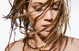 Какая температура воды является оптимальной для мытья жирных волос?